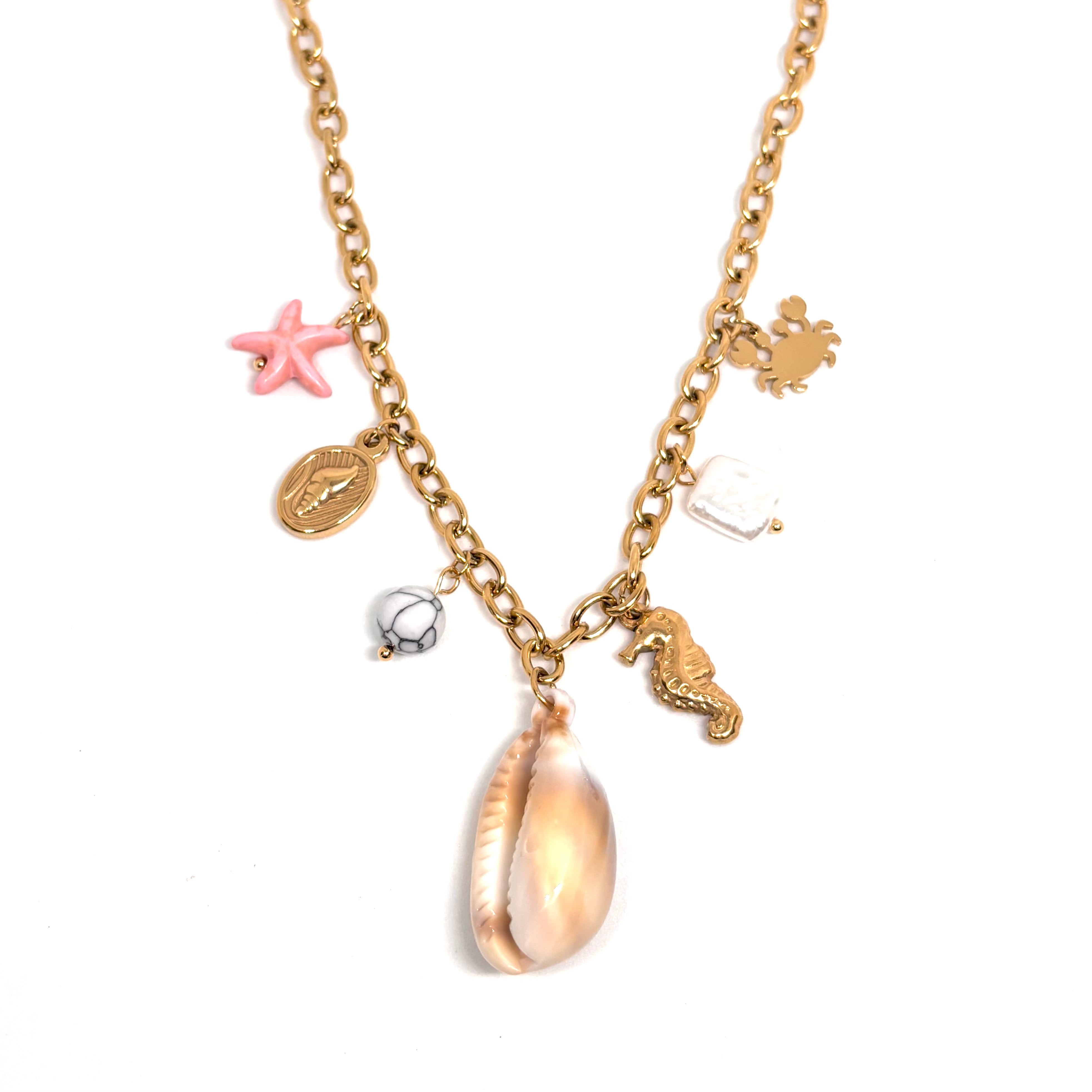 collier femme en acier titane doré à maillons larges orné de charms marins : étoile de mer rose, coquillage naturel, hippocampe, crabe et pierre blanche, bijou bohème chic d’été au style solaire